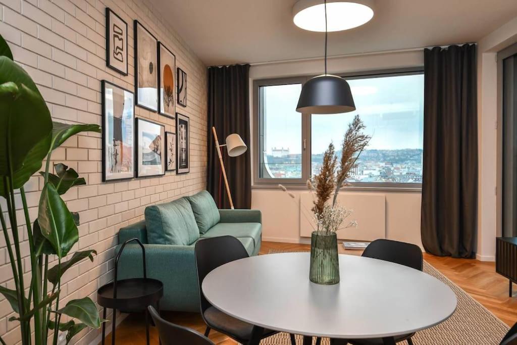 Skypark Luxury Apartment With Skyline View & Free Parking Bratislava Dış mekan fotoğraf