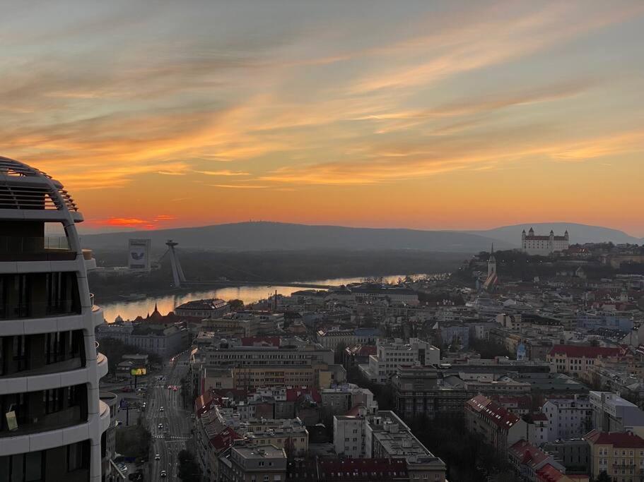 Skypark Luxury Apartment With Skyline View & Free Parking Bratislava Dış mekan fotoğraf